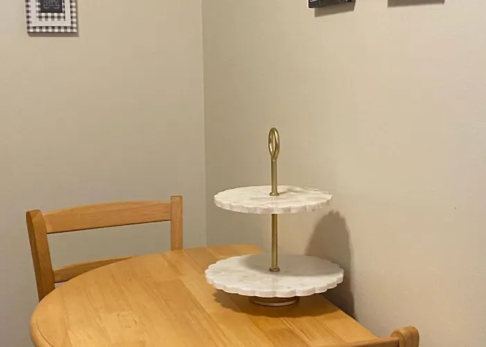 Spacious Updated 1 Bedroom Apartment *