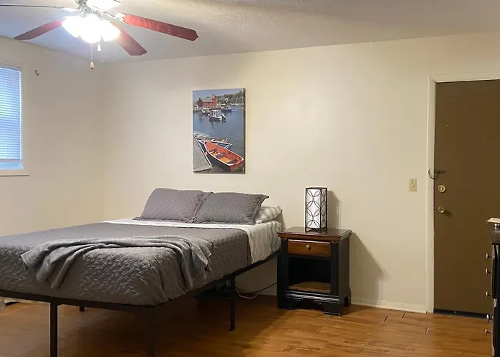 Spacious Updated 1 Bedroom Apartment *